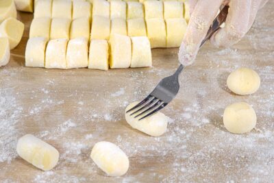 mit der Gabel über die Gnocchi rollen