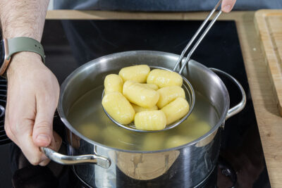Gnocchi im heißen Wasser ziehen lassen