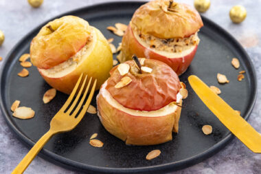 Herzhafter Bratapfel mit Ziegenkäse und Haselnüssen
