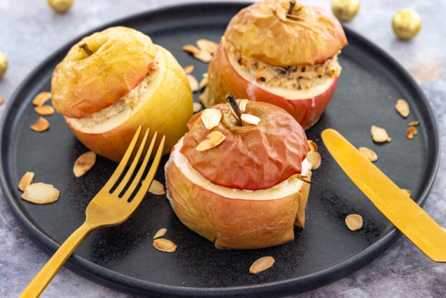 Herzhafter Bratapfel mit Ziegenkäse und Haselnüssen