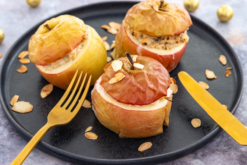 Herzhafter Bratapfel mit Ziegenkäse und Haselnüssen