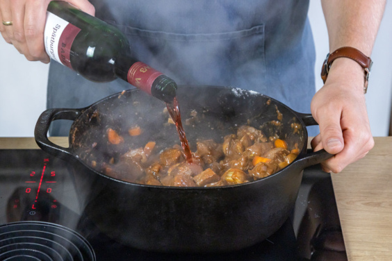 Hirschgulasch im Backofen zubereiten | Rezept