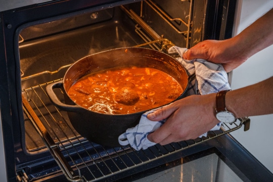 Hirschgulasch im Backofen zubereiten | Rezept - eat.de