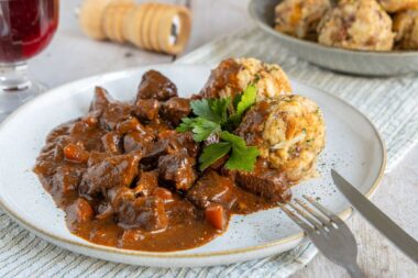 Hirschgulasch im Backofen