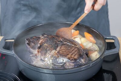 Gemüse und Fleisch scharf anbraten