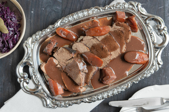 Hirschkeulenbraten mit geschmortem Gemüse | Rezept - eat.de