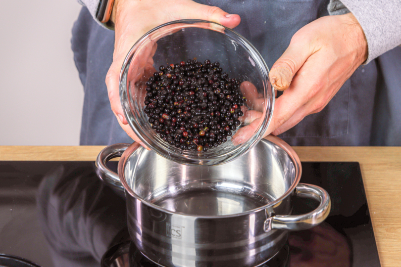 Beeren in den Topf geben