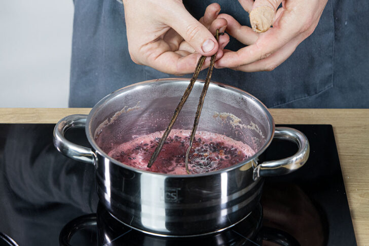 Holunderbeeren mit Wasser und Vanilleschote kochen