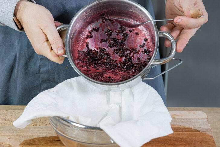 Saft durch ein Pasiertuch geben