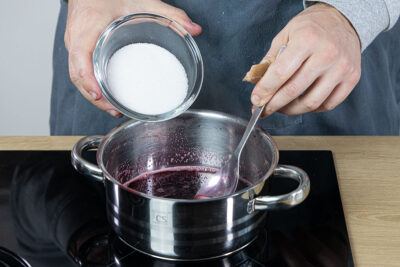 Zucker zum Saft geben