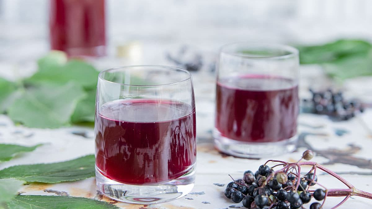 Holunderbeerenschnaps mit Wodka | Rezept