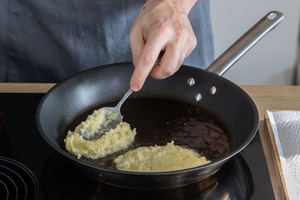 Masse mit Löffel breit drücken