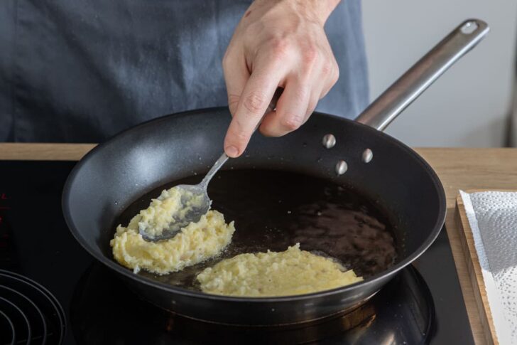 Masse mit Löffel breit drücken
