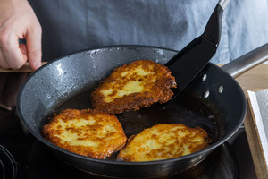 Kartoffelpuffer aus Kloßteig wenden