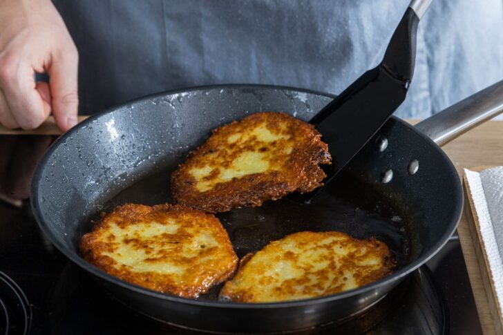 Kartoffelpuffer aus Kloßteig wenden