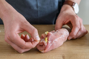 Roulade mit Rouladennadel befestigen