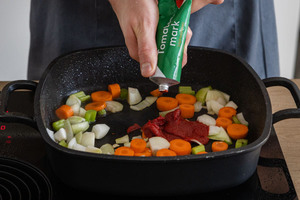 Gemüse und Tomatenmark anrösten