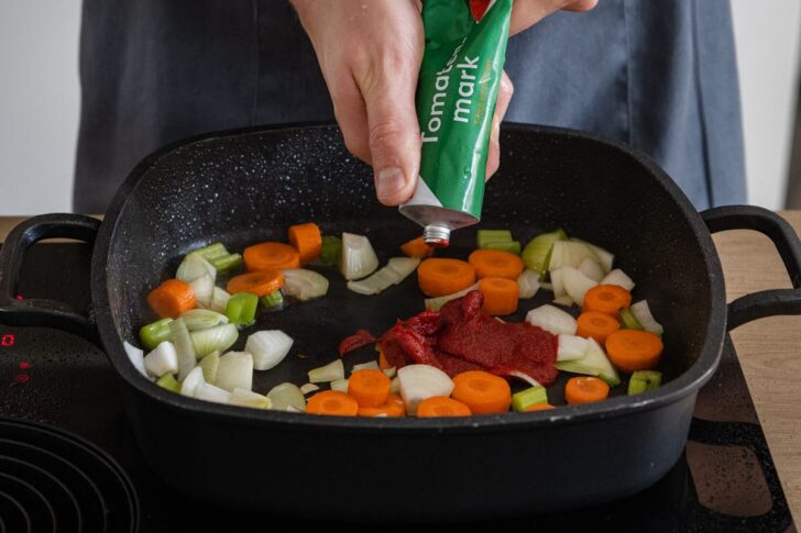 Gemüse und Tomatenmark anrösten
