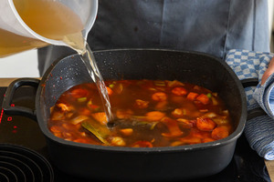 Gemüse mit Brühe und Rotwein ablöschen