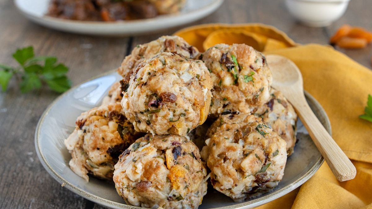 Semmelknödel mit Trockenfrüchten | Rezept - eat.de