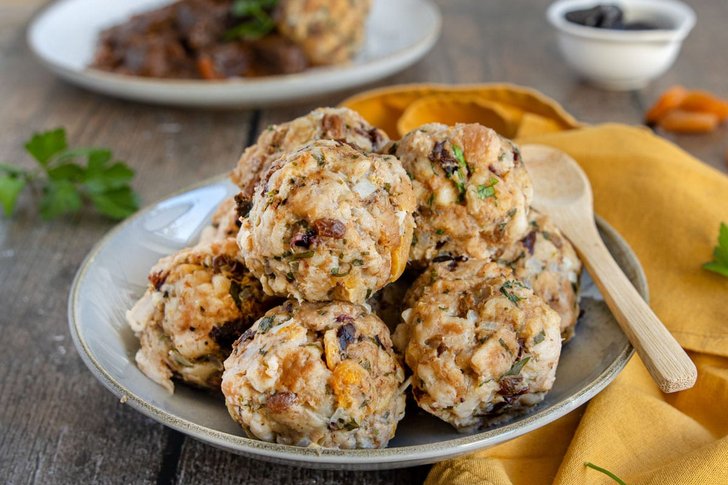 Semmelknödel mit Trockenfrüchten