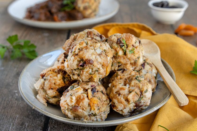 Semmelknödel mit Trockenfrüchten