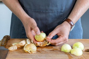 Zwiebel schälen