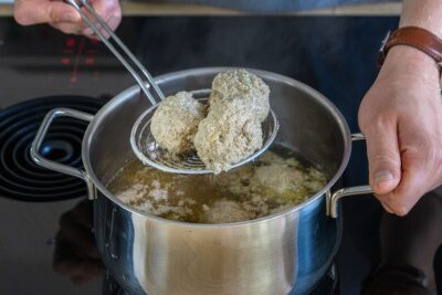 Königsberger Klopse aus dem Topf heben
