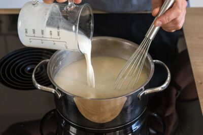 Milch dazugießen