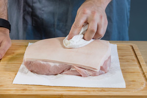 Krustenbraten trocken tupfen