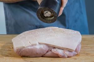 Krustenbraten salzen und pfeffern