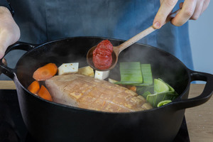 Tomatenmark zum Krustenbraten geben