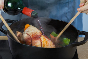 Rotwein zum Braten gießen