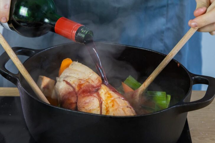 Rotwein zum Braten gießen