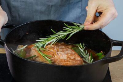 Rosmarin zum Braten geben