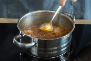 Bratensauce einkochen lassen