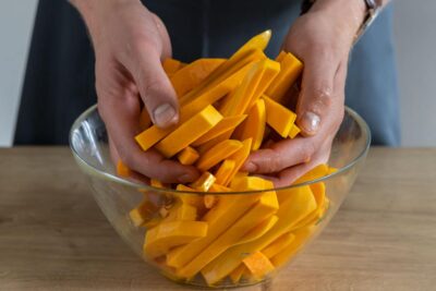 Kürbis mit Öl vermengen