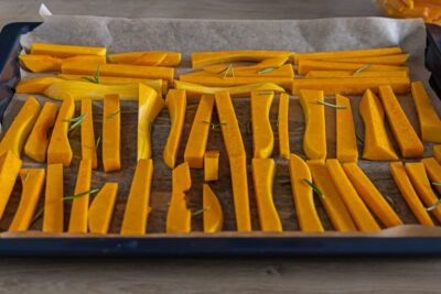 Kürbispommes auf dem Backblech verteilen