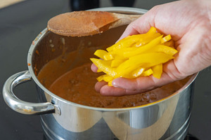 Paprika zur Pizzasuppe dazugeben