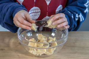 Marzipan in die Schüssel geben