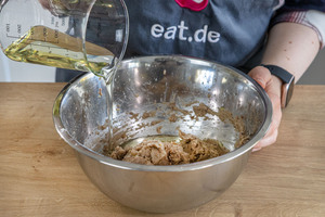 Öl dazugießen