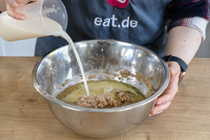 Hafermilch dazugießen