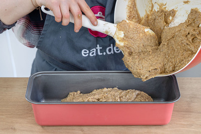 Teig für den veganen Maronenkuchen in die gefettete Form geben