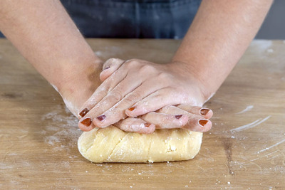 Marzipan mit Puderzucker verkneten