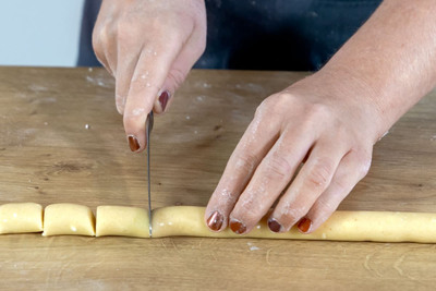 Marzipanrolle in Stücke schneiden