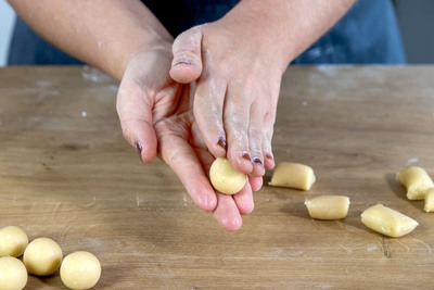 Marzipan zu Kugeln formen