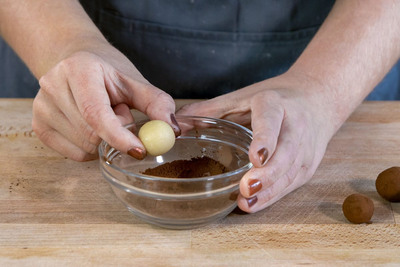 Marzipankartoffeln in Kakao wälzen