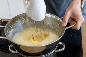 Eierlikör mit Sahne aufschlagen