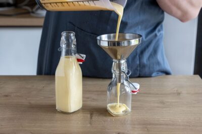 Omas Eierlikör mit Sahne in Flaschen füllen