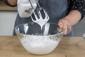 Eischnee mit Zucker aufgeschlagen